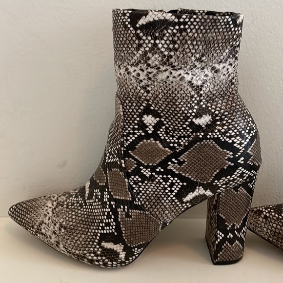 Fresh Fall 2025 trend!! Snake print booties - Picture 2 of 9